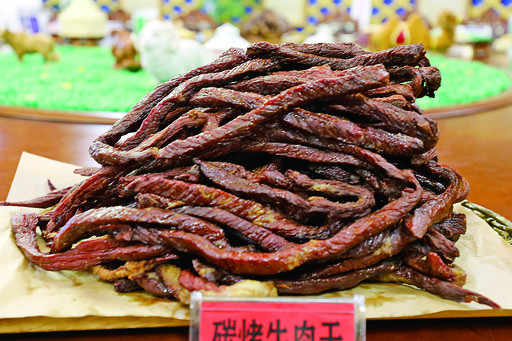 展示美食炭烤牛肉干展示优良品种牛9月27日,首届内蒙古赛牛节在鸿安牛