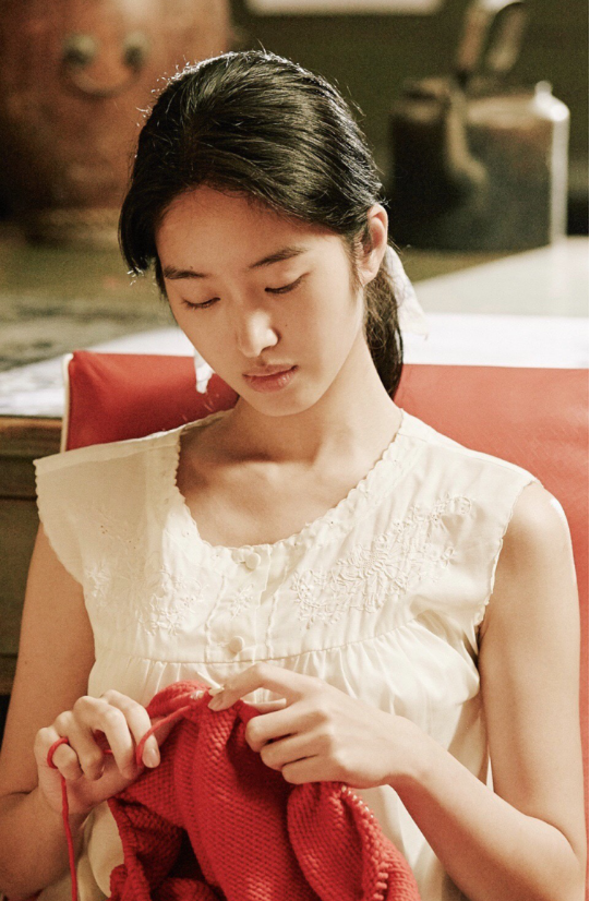 其实在早些年杨采钰还参演过《芳华》中的林丁丁,出色的表演一下子让