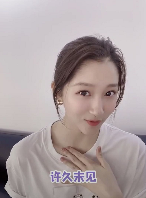 关晓彤|关晓彤瘦身成功，展锁骨下颚线语气嘚瑟，不忘学鹿晗穿衣大秀恩爱