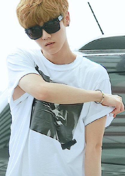 关晓彤|关晓彤瘦身成功，展锁骨下颚线语气嘚瑟，不忘学鹿晗穿衣大秀恩爱