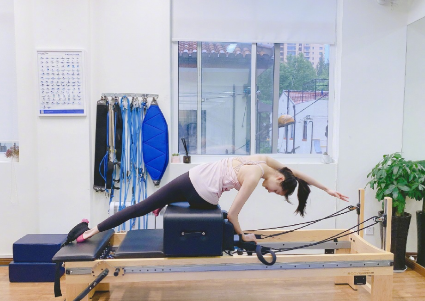 关晓彤|关晓彤瘦身成功，展锁骨下颚线语气嘚瑟，不忘学鹿晗穿衣大秀恩爱