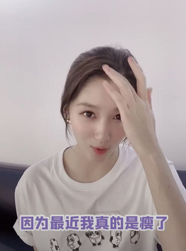 关晓彤|关晓彤瘦身成功，展锁骨下颚线语气嘚瑟，不忘学鹿晗穿衣大秀恩爱