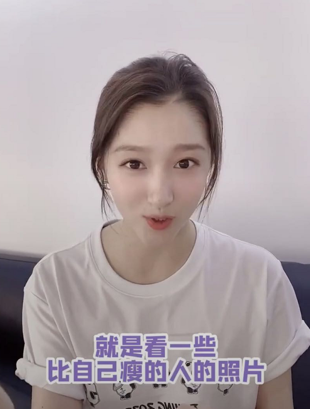 关晓彤|关晓彤瘦身成功，展锁骨下颚线语气嘚瑟，不忘学鹿晗穿衣大秀恩爱