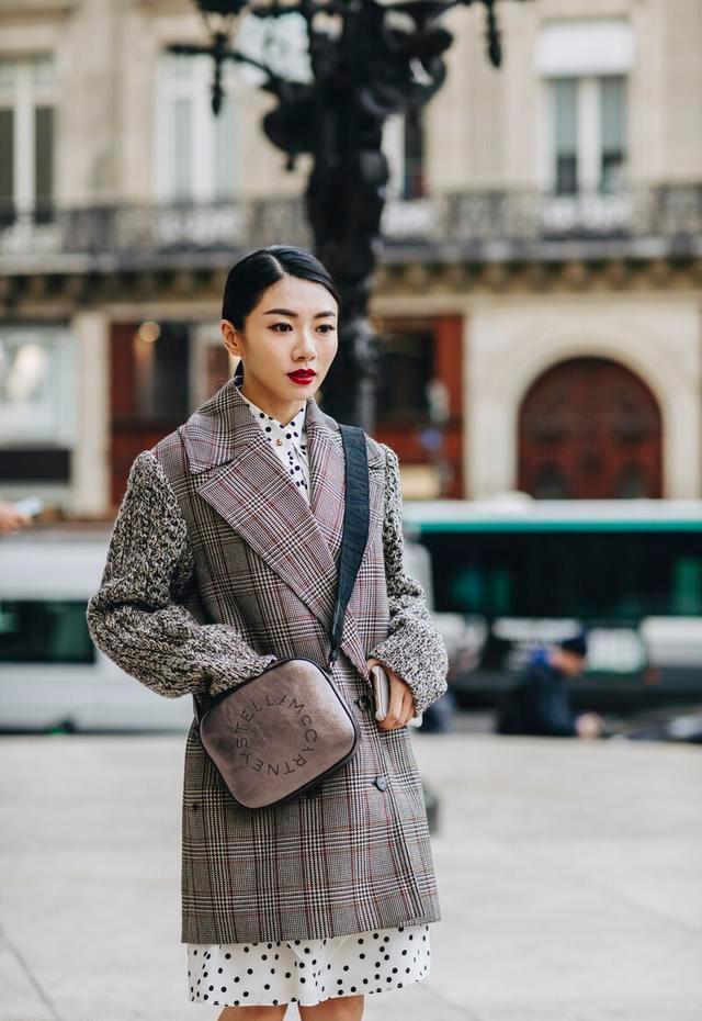 这种中长款的西装去搭配裙子的时候,只露出裙子的一点点边,就已经非常