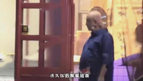 徐峥|开始减肥了？徐峥晚饭后不乘车改街头暴走，骑单车5公里快速燃脂