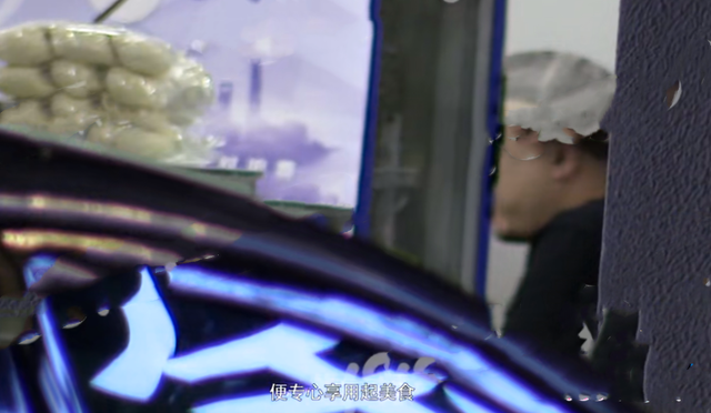 徐峥|开始减肥了？徐峥晚饭后不乘车改街头暴走，骑单车5公里快速燃脂