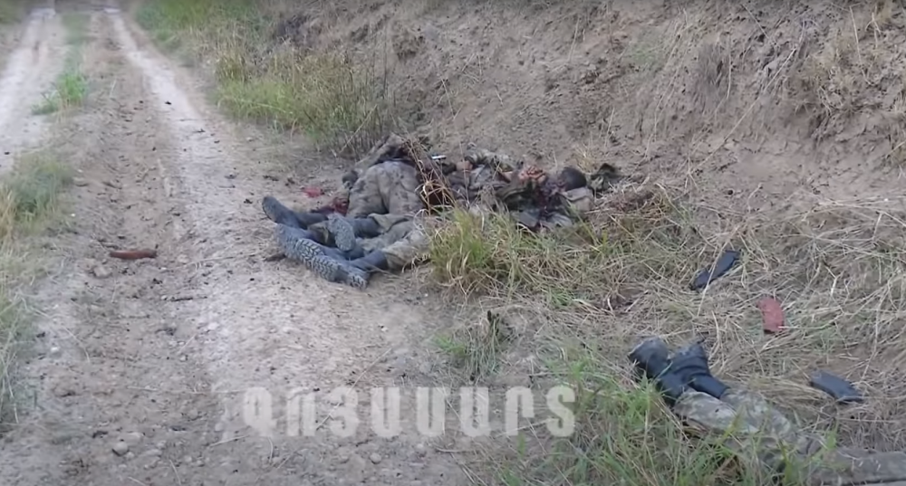 亚美尼亚军方公布阿塞拜疆车队遭袭现场录像,残骸断臂随处可见