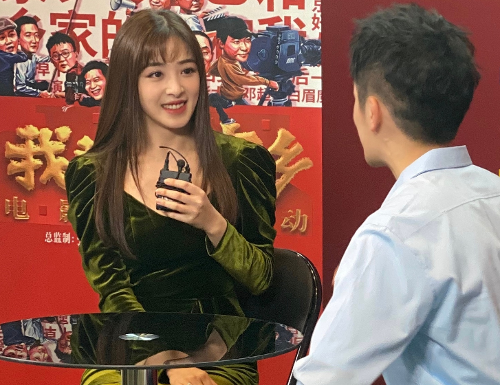 我和我的家乡|张含韵亮相我和我的家乡首映礼，央视怼脸拍时，这真是31岁的脸？