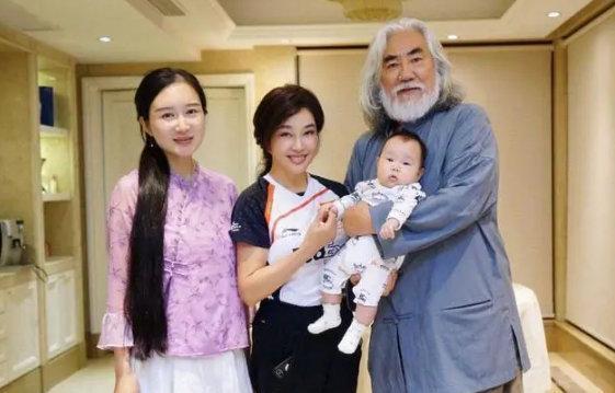 张纪中|张纪中二胎得女后现身少林寺，走路踉跄变苍老，网友吐槽不像能生二胎