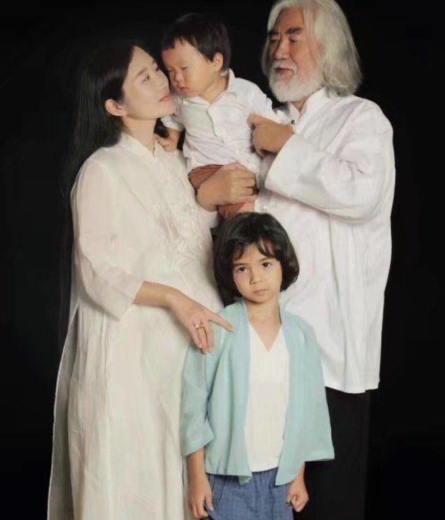 张纪中|张纪中二胎得女后现身少林寺，走路踉跄变苍老，网友吐槽不像能生二胎