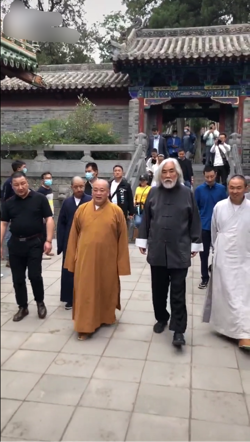 张纪中|张纪中二胎得女后现身少林寺，走路踉跄变苍老，网友吐槽不像能生二胎