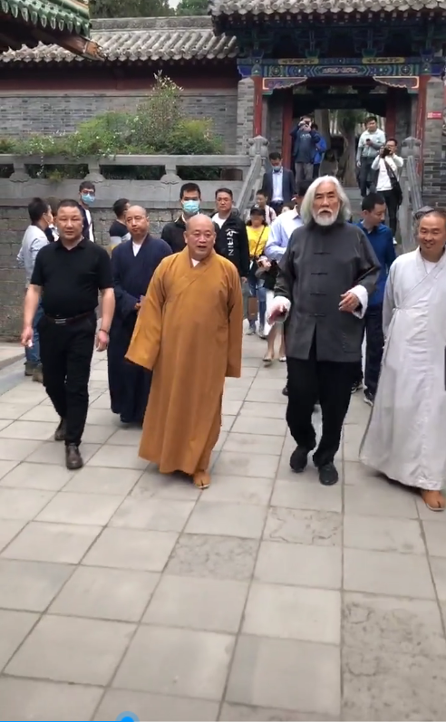 张纪中|张纪中二胎得女后现身少林寺，走路踉跄变苍老，网友吐槽不像能生二胎