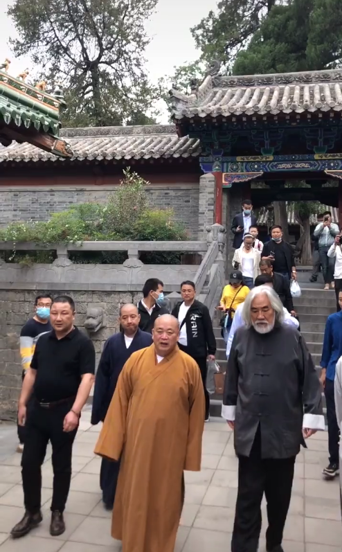 张纪中|张纪中二胎得女后现身少林寺，走路踉跄变苍老，网友吐槽不像能生二胎