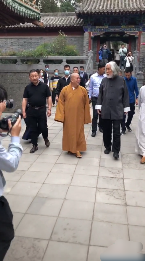 张纪中|张纪中二胎得女后现身少林寺，走路踉跄变苍老，网友吐槽不像能生二胎