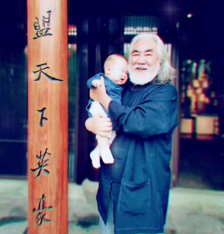 张纪中|张纪中二胎得女后现身少林寺，走路踉跄变苍老，网友吐槽不像能生二胎