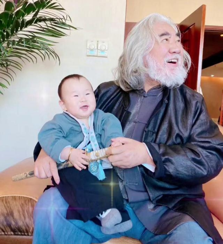 张纪中|张纪中二胎得女后现身少林寺，走路踉跄变苍老，网友吐槽不像能生二胎