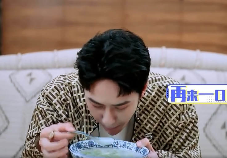 王一博|王一博中途缺席《天天向上》，强忍胃疼直不起腰，脸色苍白惹心疼