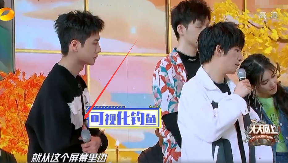 王一博|王一博中途缺席《天天向上》，强忍胃疼直不起腰，脸色苍白惹心疼