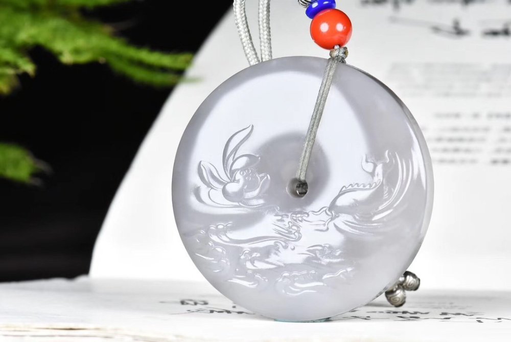 平安扣|戴平安扣和田玉寓意什么？哪些人适合佩戴平安扣？