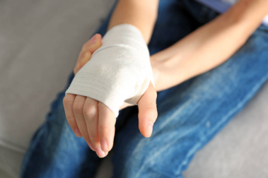 尺动脉损伤,手指末梢循环差,手指发凉,如果是开放性手腕关节脱臼,局部