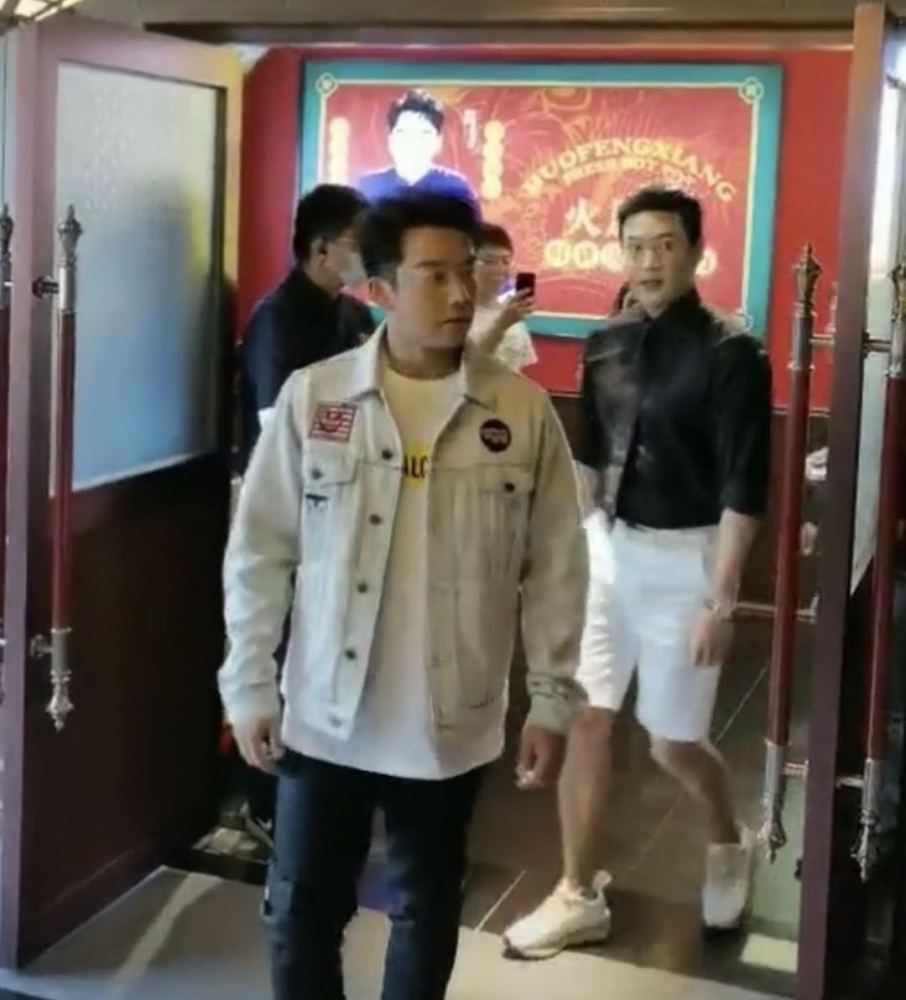 郑恺|郑恺火锅店分店开业，不见苗苗，跟网红开心互动，涮肉不吃引质疑
