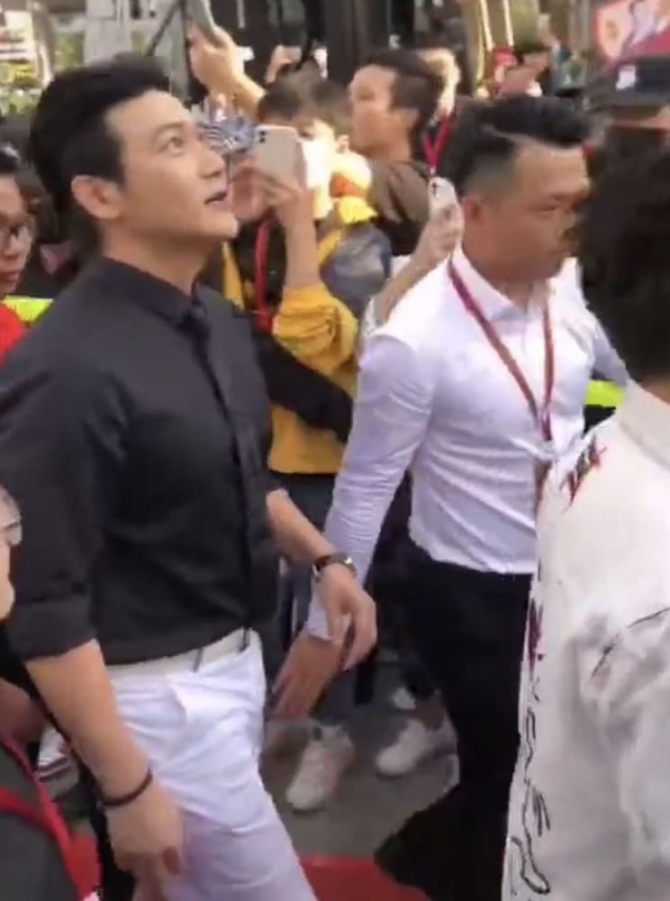 郑恺|郑恺火锅店分店开业，不见苗苗，跟网红开心互动，涮肉不吃引质疑