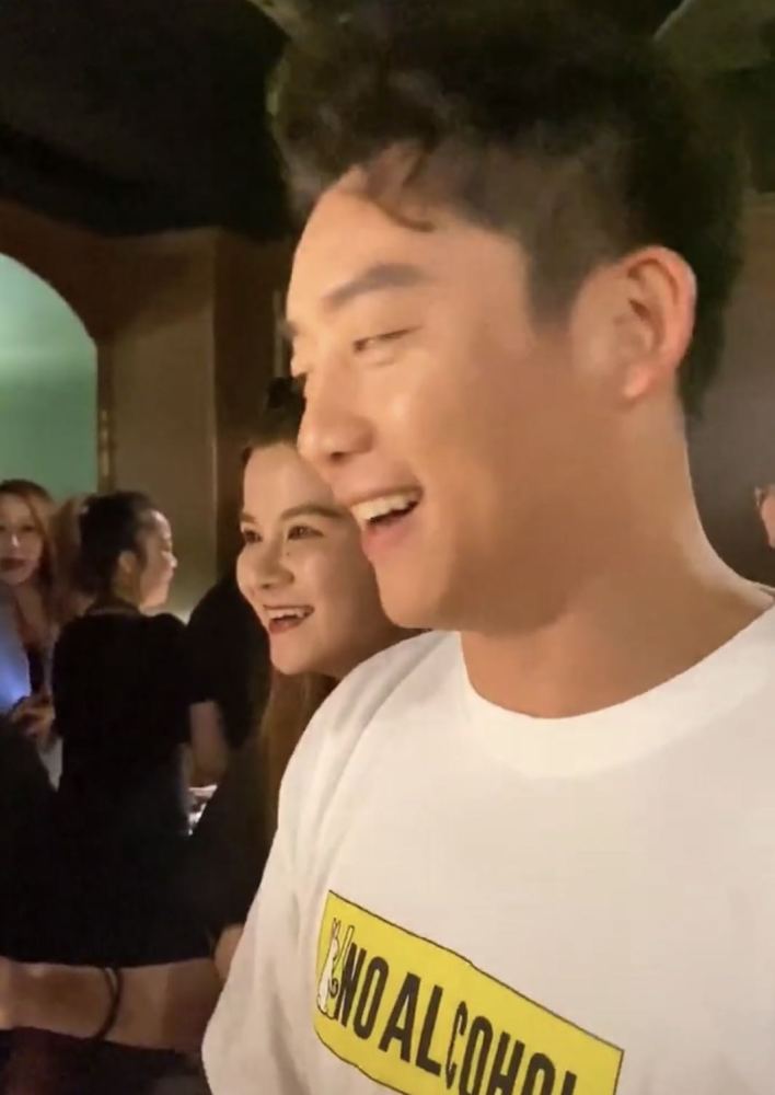 郑恺|郑恺火锅店分店开业，不见苗苗，跟网红开心互动，涮肉不吃引质疑