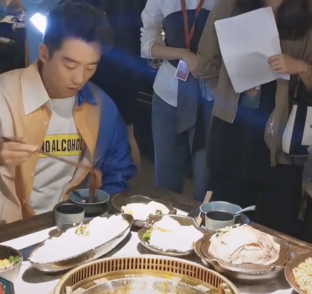 郑恺|郑恺火锅店分店开业，不见苗苗，跟网红开心互动，涮肉不吃引质疑