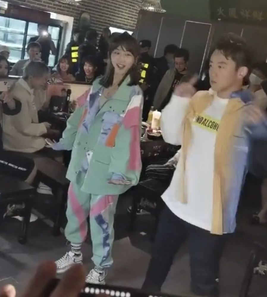 郑恺|郑恺火锅店分店开业，不见苗苗，跟网红开心互动，涮肉不吃引质疑