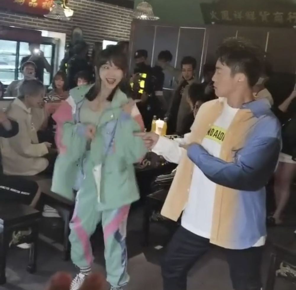 郑恺|郑恺火锅店分店开业，不见苗苗，跟网红开心互动，涮肉不吃引质疑