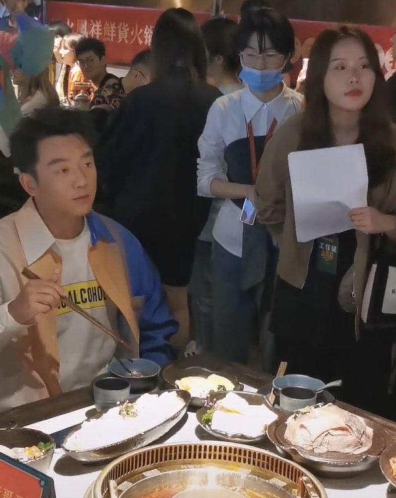 郑恺|郑恺火锅店分店开业，不见苗苗，跟网红开心互动，涮肉不吃引质疑