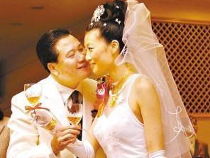 万梓良|万梓良：63岁疾病缠身，仍坚持商演，只怕小16岁妻子无人照顾