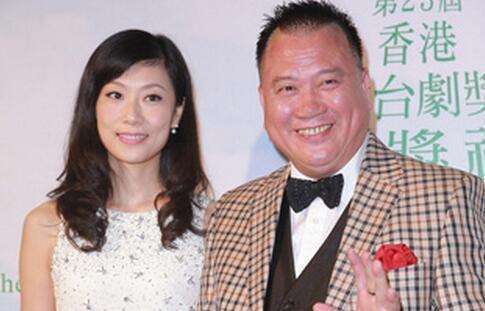 万梓良|万梓良：63岁疾病缠身，仍坚持商演，只怕小16岁妻子无人照顾