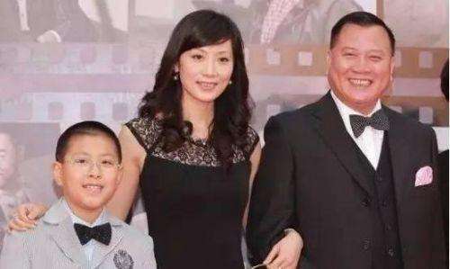 万梓良|万梓良：63岁疾病缠身，仍坚持商演，只怕小16岁妻子无人照顾