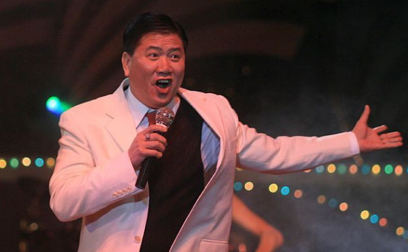 万梓良|万梓良：63岁疾病缠身，仍坚持商演，只怕小16岁妻子无人照顾