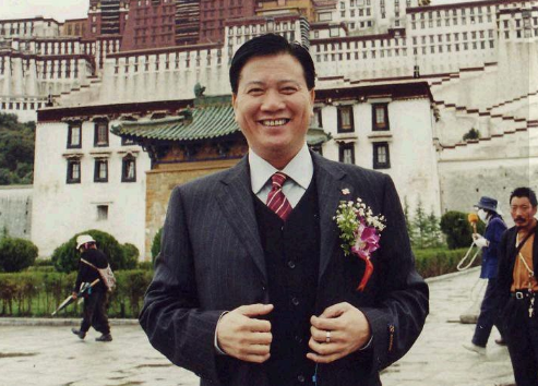 万梓良|万梓良：63岁疾病缠身，仍坚持商演，只怕小16岁妻子无人照顾