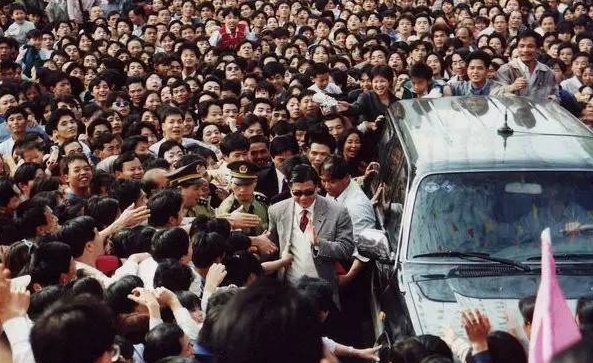 万梓良|万梓良：63岁疾病缠身，仍坚持商演，只怕小16岁妻子无人照顾