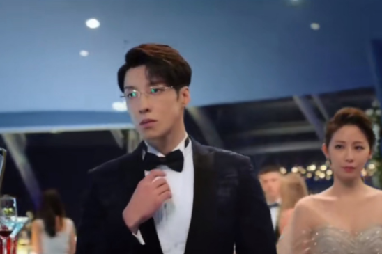 罗云熙|罗云熙新剧开播，被吐槽身高不够吻戏太猥琐，蜡笔小新眉毛很出戏