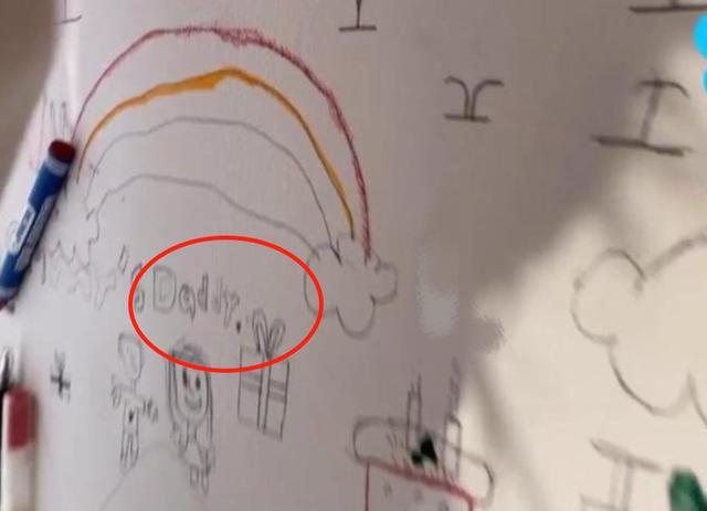 张柏芝|40岁张柏芝晒素颜照，大眼袋显疲惫，三胎生父出现在小儿子画作上