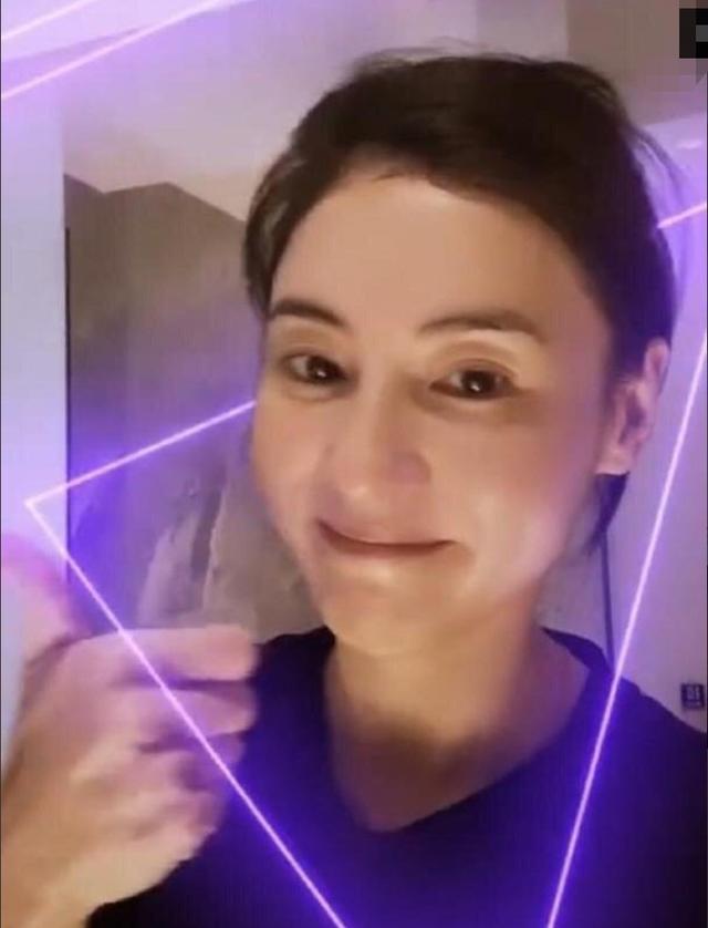 张柏芝|40岁张柏芝晒素颜照，大眼袋显疲惫，三胎生父出现在小儿子画作上