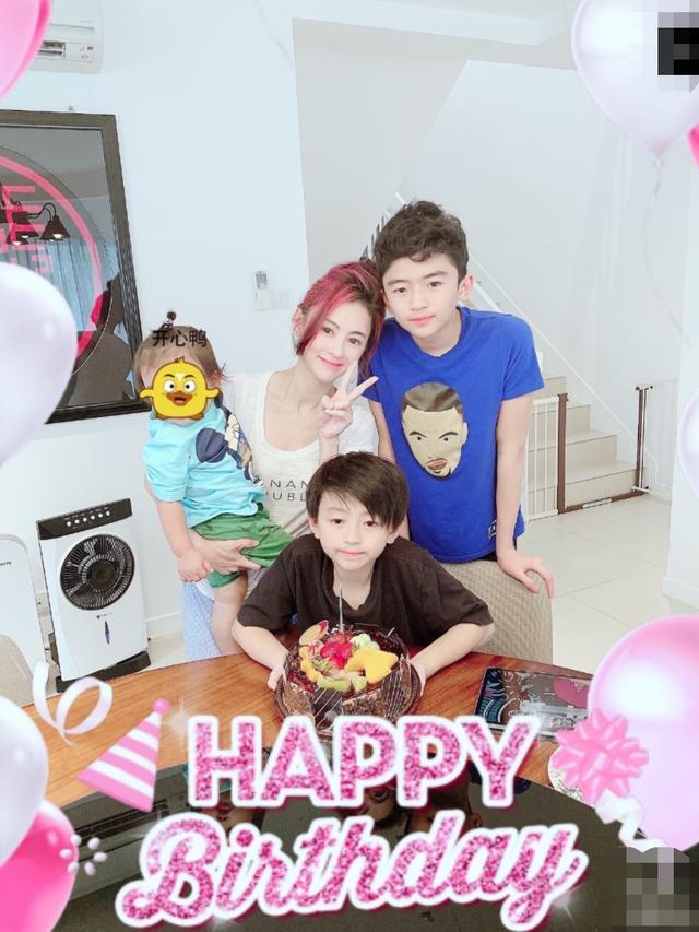 张柏芝|40岁张柏芝晒素颜照，大眼袋显疲惫，三胎生父出现在小儿子画作上