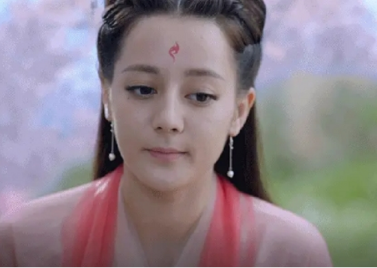 迪丽热巴|迪丽热巴的脸太局限，同款古装发型，赵丽颖杨紫灵动可爱她像男的