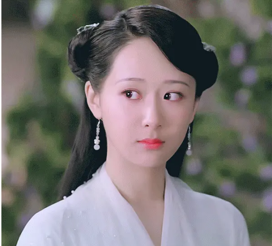 迪丽热巴|迪丽热巴的脸太局限，同款古装发型，赵丽颖杨紫灵动可爱她像男的