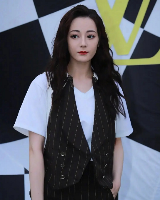 迪丽热巴|迪丽热巴的脸太局限，同款古装发型，赵丽颖杨紫灵动可爱她像男的