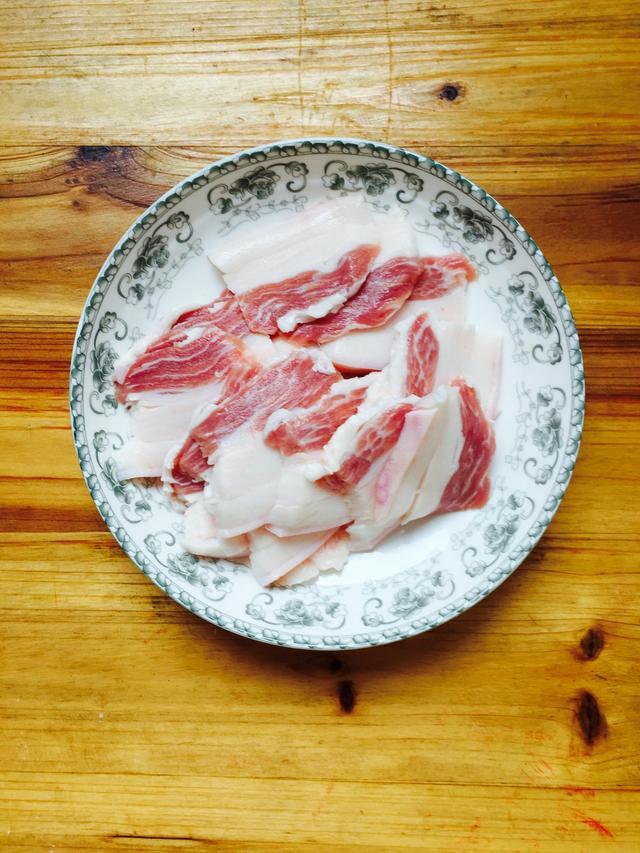 炒肉时,不要简单的用淀粉腌制肉片,加上这3种食材,入味又鲜嫩