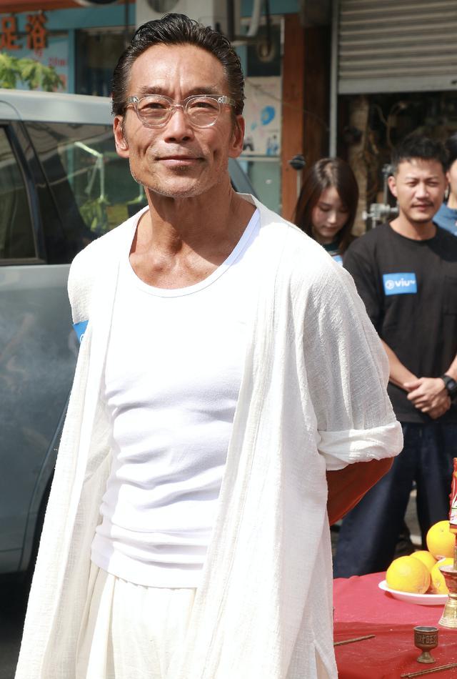 55岁郑浩南直播举铁罕见露脸,身材壮硕超有型,与子女长居大马