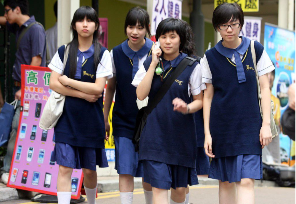 爆料中的学校是位于香港屯门区的屯门官立中学,他们采用的教科书是