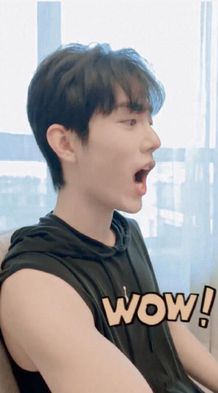 肖战|肖战工作室发视频庆出道4周年，肌肉线条和脸反差大，网友会错意以为mua