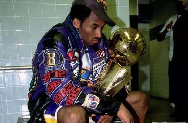 01年湖人夺冠后,科比捧着奖杯躲在淋浴间哭泣,他和瓦妮莎当时发生了