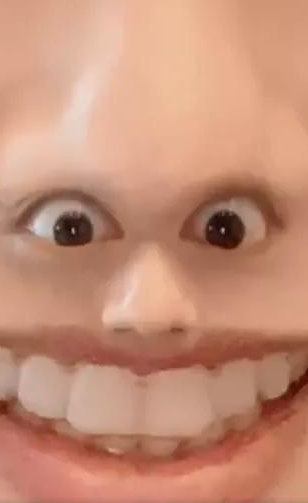 瞪着眼睛,紧凑在一起的模样,瞬间成为了不少粉丝表情包制作的来源